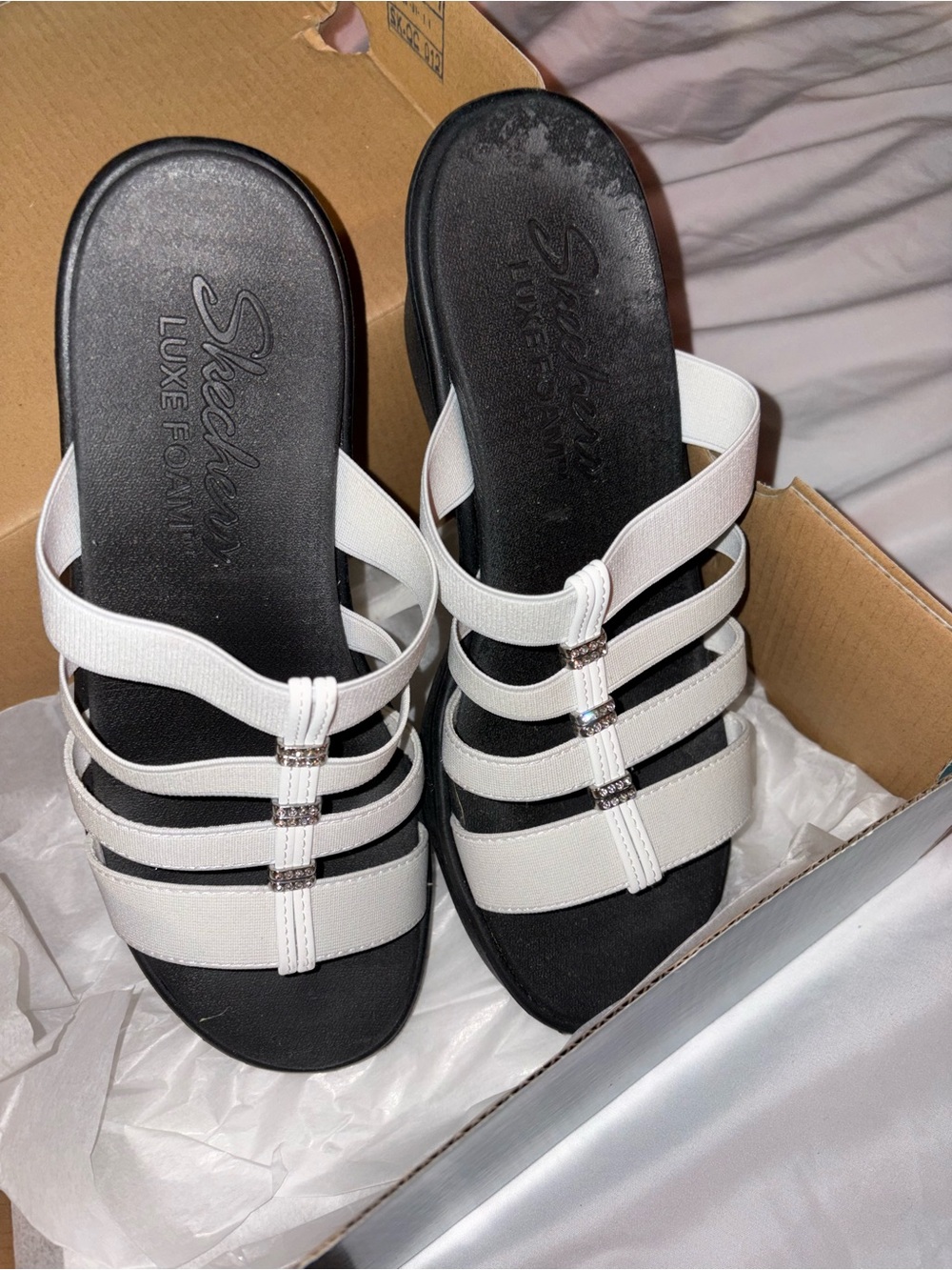 Skechers Luxe Foam sandals - Picture 2 of 8